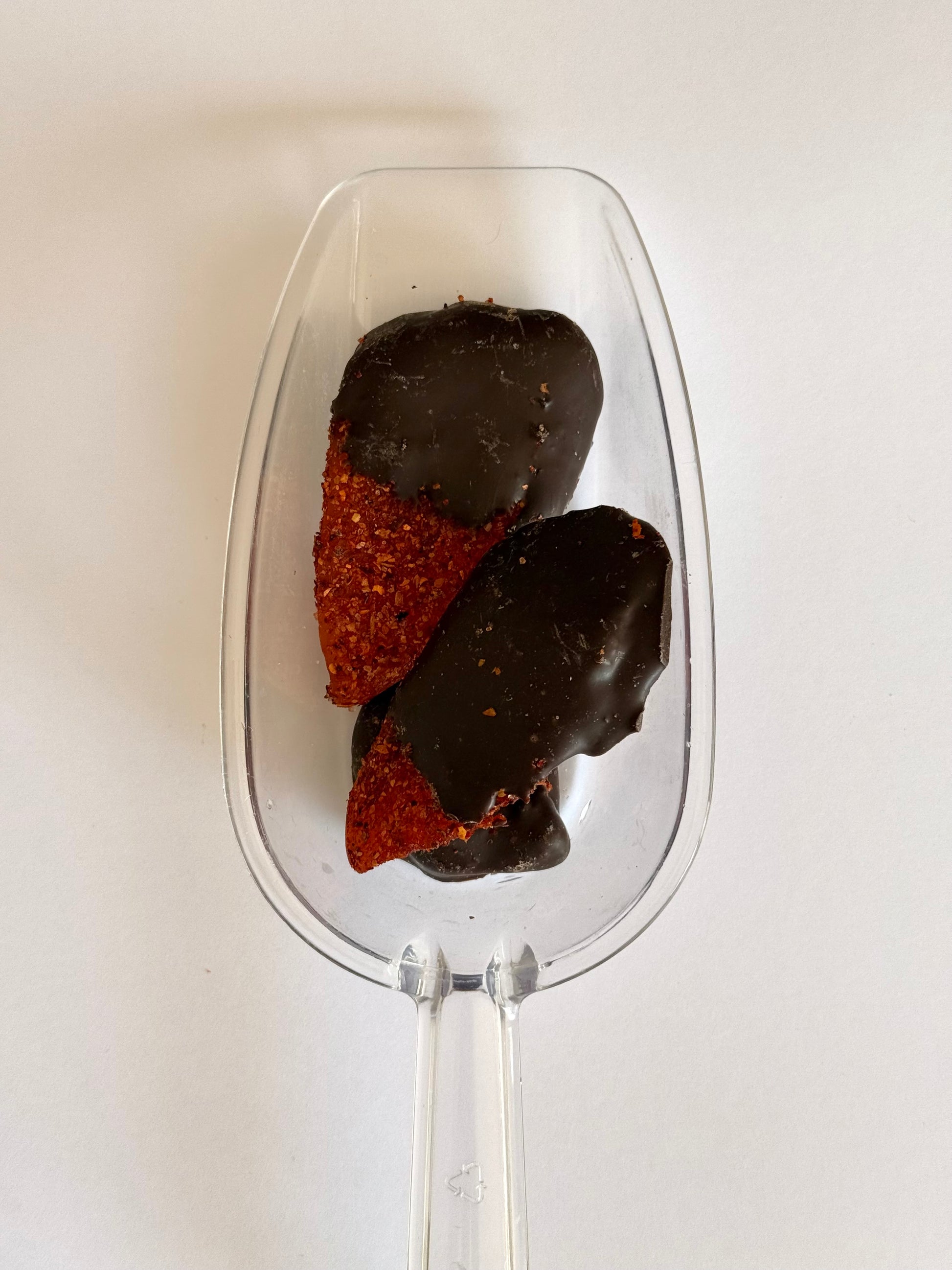 Mango enchilado con chocolate