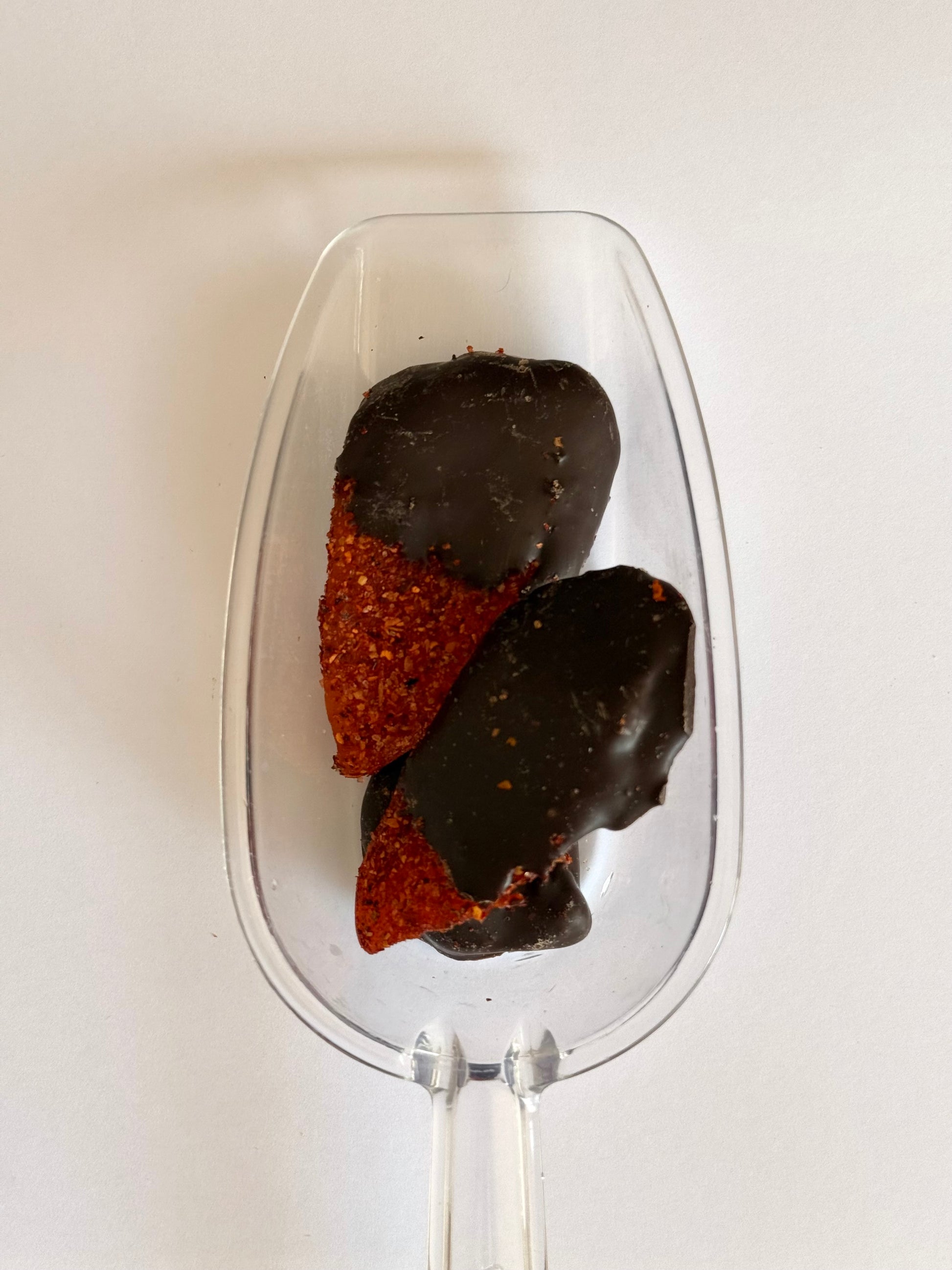 Mango enchilado con chocolate